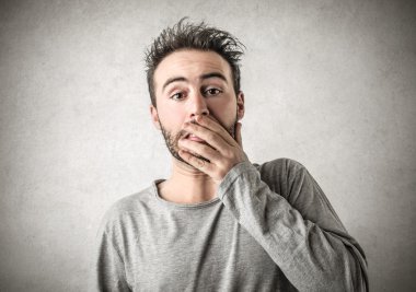 şaşırmış gibi adamı korkuttu