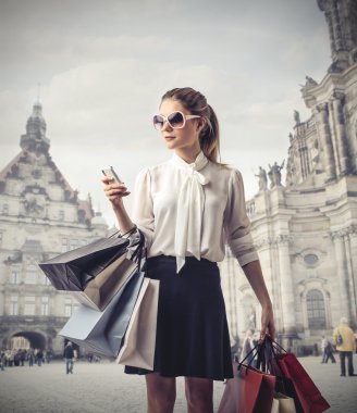 alışveriş yaparken meşgul moda kadın