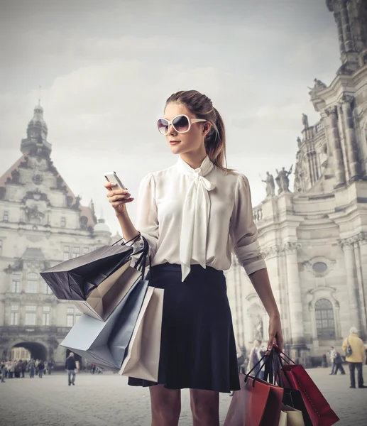 Ocupada mulher da moda fazendo compras — Fotografia de Stock