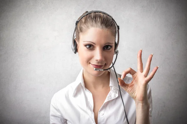 Satisfazer a mulher dizendo "ok " — Fotografia de Stock