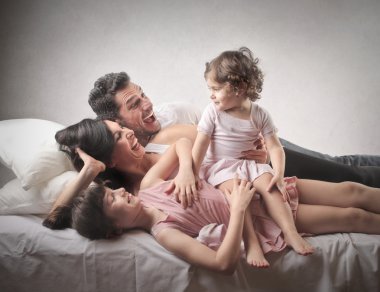 Mutlu aile gülüyor