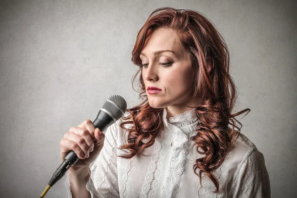 Mulher cantando — Fotografia de Stock