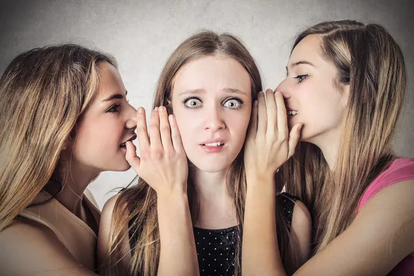 Donne che raccontano segreti — Foto Stock