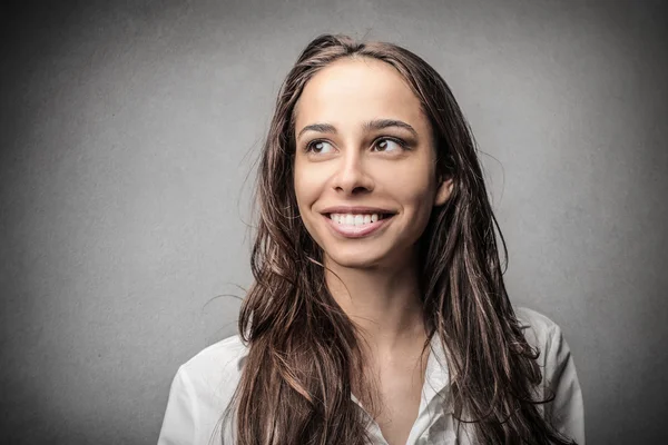 Schöne Frau lächelt — Stockfoto