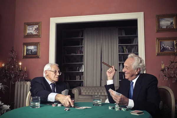 Yaşlı adamlar poker oynamaya — Stok fotoğraf