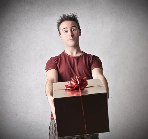 Hombre dando un regalo — Foto de Stock