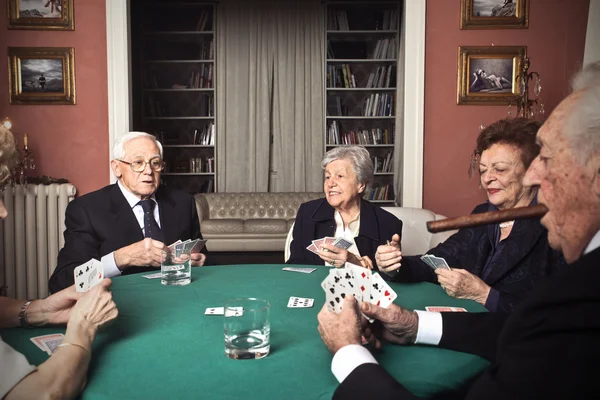 Vecchi uomini e donne che giocano a poker — Foto Stock