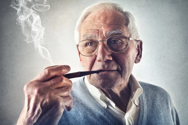 Hombre fumando una pipa — Foto de Stock