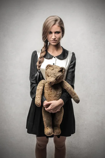 Läskig tjej med en nallebjörn — Stockfoto
