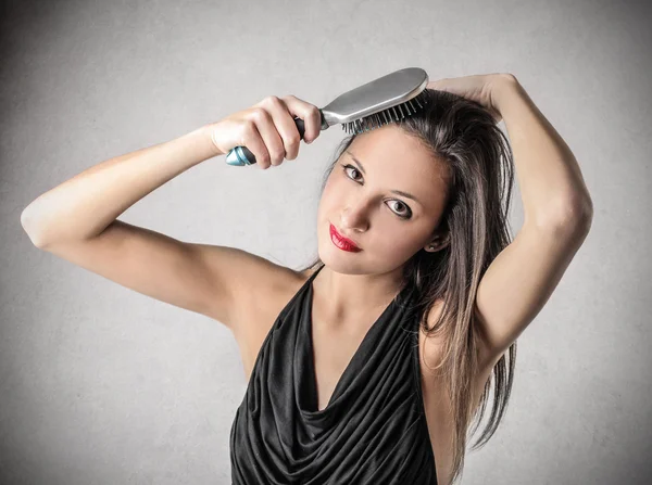 Woman brushing her hair — Stock Photo, Image