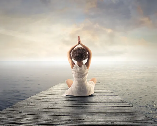 Mulher meditando — Fotografia de Stock