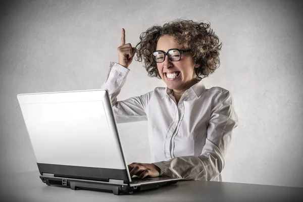 Mujer de negocios teniendo una idea — Foto de Stock