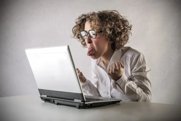 Zakelijke vrouw stucking haar tong uit — Stockfoto