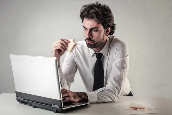 Man eten tijdens de lunchpauze — Stockfoto