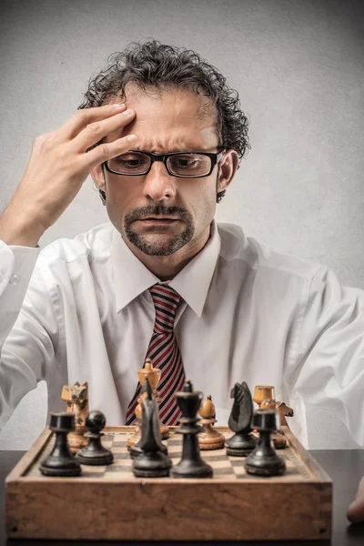 Homem jogando xadrez — Fotografia de Stock