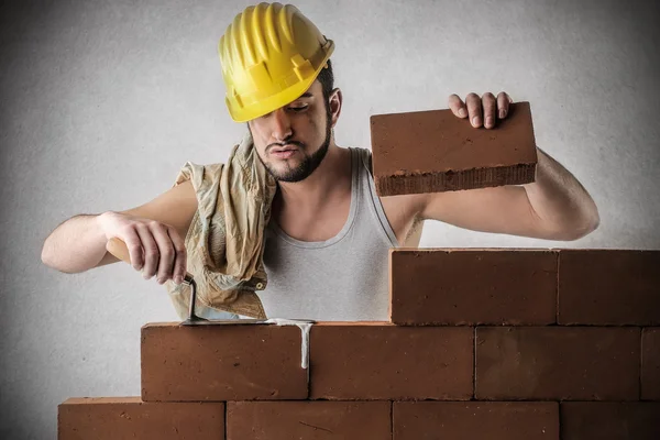 Metselaar bouwen van een muur — Stockfoto