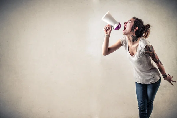 Mulher alternativa falando através de um megafone — Fotografia de Stock