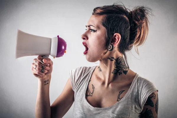 Альтернативна жінка, що розмовляє через мегафон — стокове фото