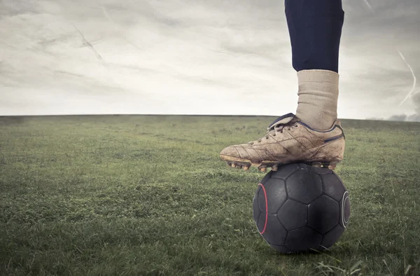 Homem prestes a jogar futebol — Fotografia de Stock