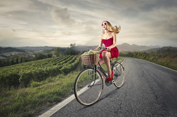 Hermosa mujer montando una bicicleta — Foto de Stock