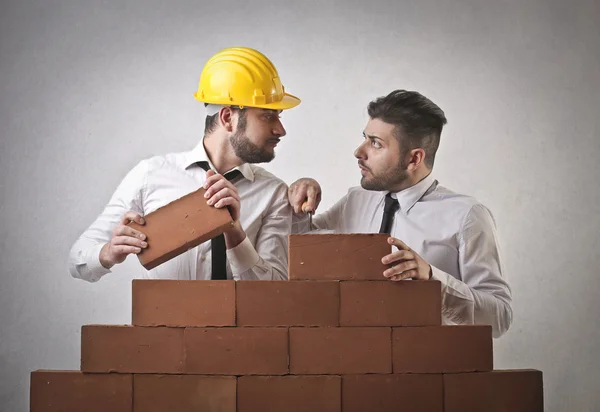 Empresário tentando construir um muro — Fotografia de Stock