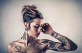 gyönyörű alternatív nő tetoválás