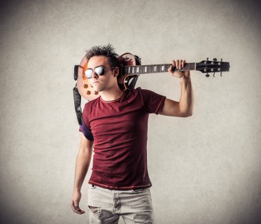 adamın elinde bir gitar