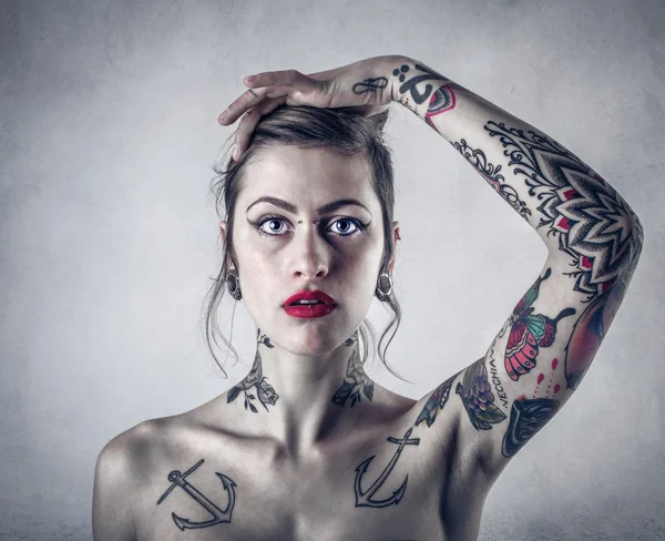 Bella donna alternativa con tatuaggi — Foto Stock