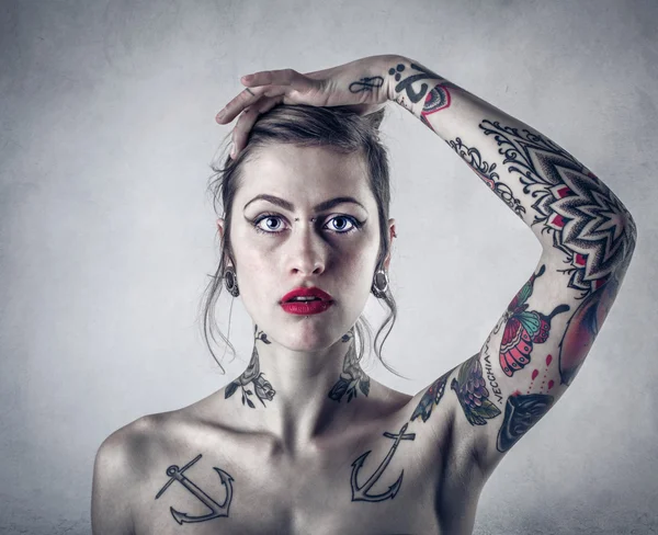 Mulher alternativa bonita com tatuagens — Fotografia de Stock