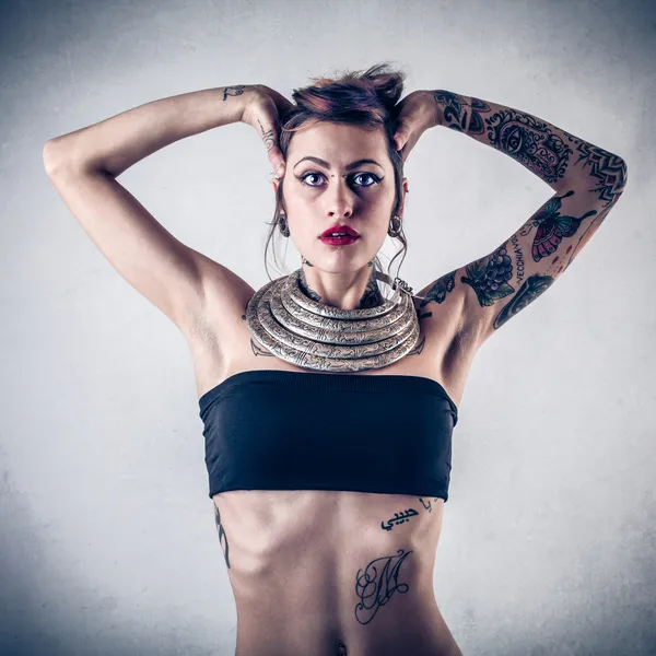 Hermosa mujer alternativa con tatuajes —  Fotos de Stock