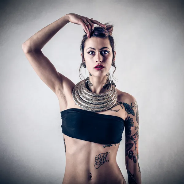Krásná alternativní žena s tatoos — Stock fotografie