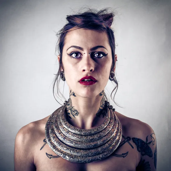 Vacker alternativa kvinna med tatueringar — Stockfoto