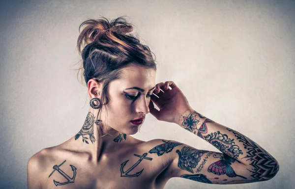 Mulher alternativa bonita com tatuagens — Fotografia de Stock