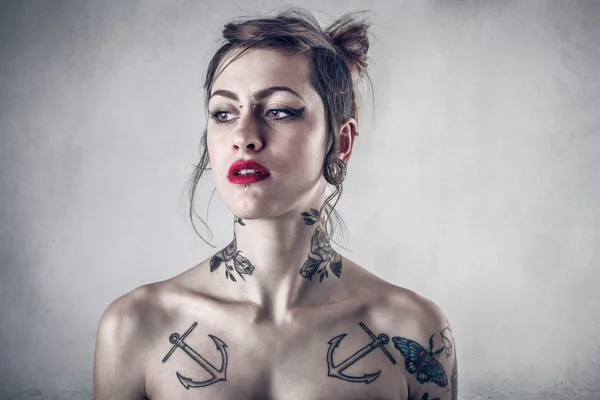 Mulher alternativa bonita com tatuagens — Fotografia de Stock