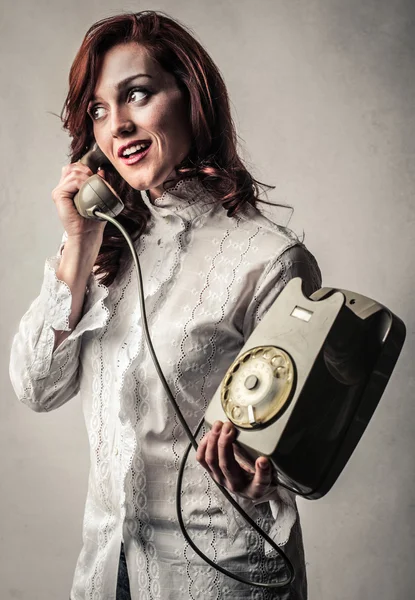 Žena hovoří k telefonu — Stock fotografie