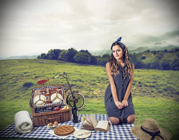 Bir piknik sahip genç bir kadın — Stok fotoğraf