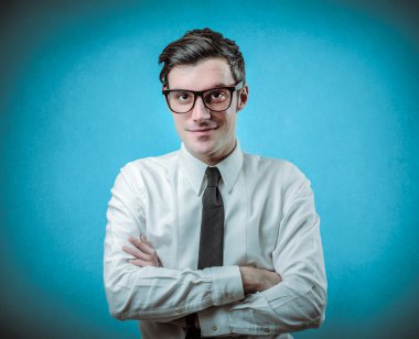 Genç yakışıklı iş adamı gülümsüyor