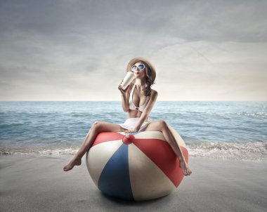 sea side içme adlı genç bir kadın