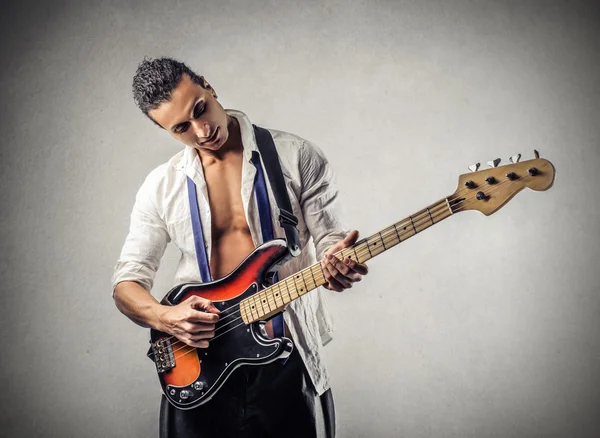 Jeune homme jouant de la guitare électrique — Photo