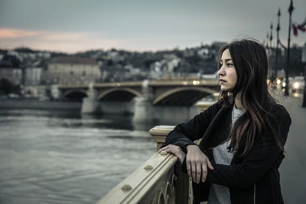 Jeune femme regardant la rivière — Photo