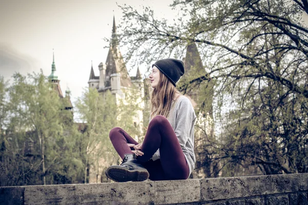 Jovem bela mulher da moda em Budapeste — Fotografia de Stock