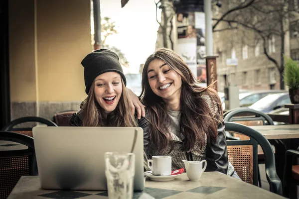 Junge Frauen schauen auf einen Laptop — Stockfoto