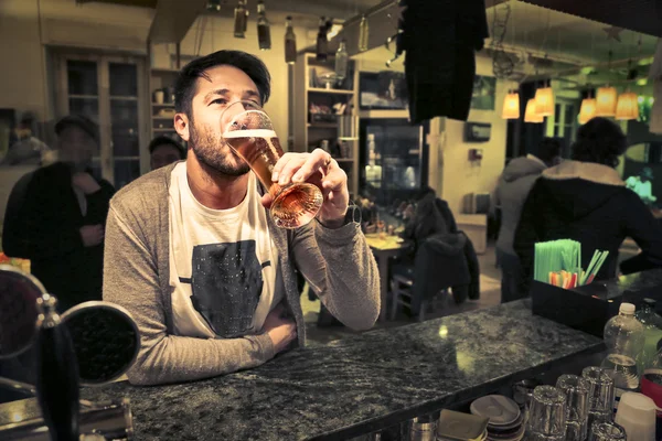 Homem bebendo uma cerveja — Fotografia de Stock