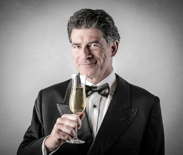 Homem rico com uma taça de champanhe — Fotografia de Stock