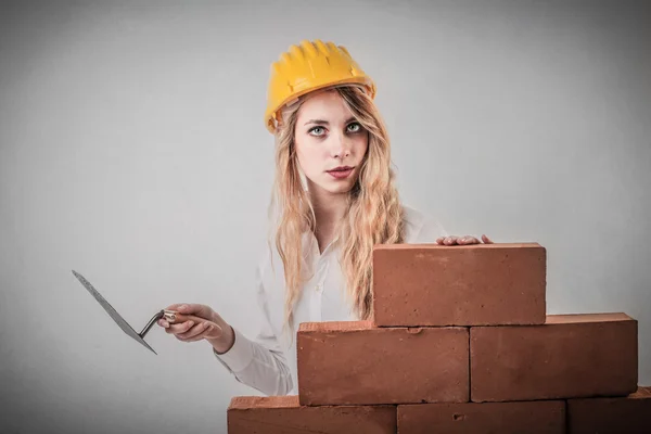 Woma building a wall — Stock Photo, Image