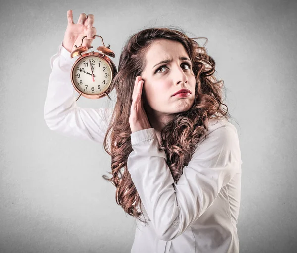 Mujer sosteniendo un despertador — Foto de Stock