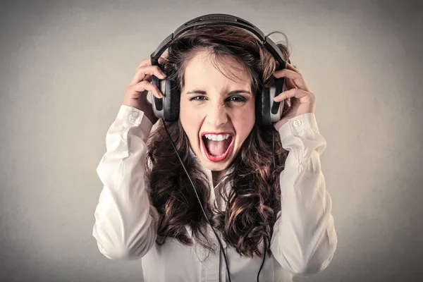 Mulher gritando com fones de ouvido — Fotografia de Stock