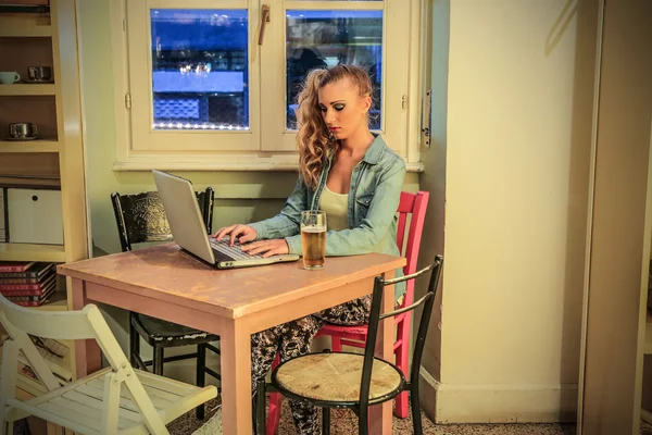 Junge Frau benutzt ihren Laptop — Stockfoto