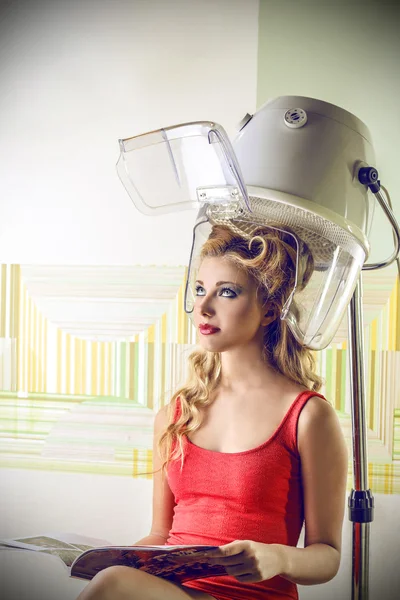 Jovem mulher no cabeleireiro — Fotografia de Stock