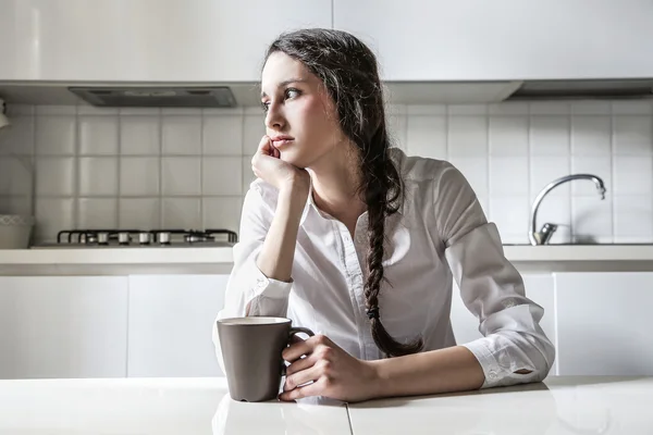 Žena myslí s hrnkem — Stock fotografie